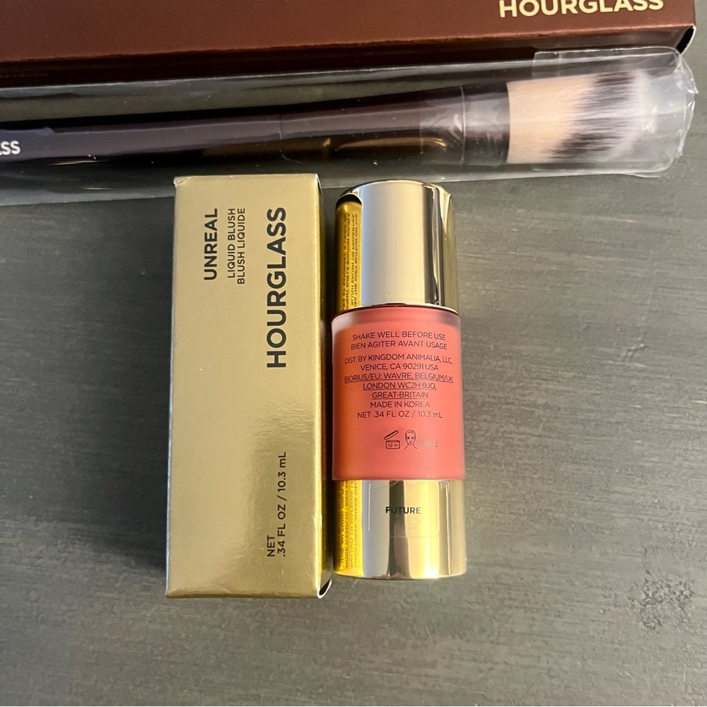 HOURGLASS Liquid Blush & Blush Brush set - Picture 3 of 9